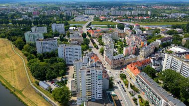 Şehir Mimarisi Avrupa insansız hava aracı eski şehir Opole Polonya 'nın üzerinden geçiyor 