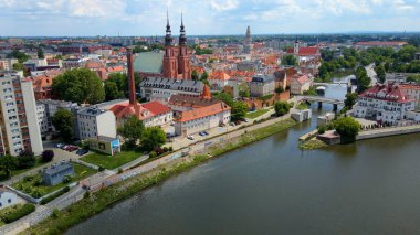 Şehir Mimarisi Avrupa insansız hava aracı eski şehir Opole Polonya 'nın üzerinden geçiyor 