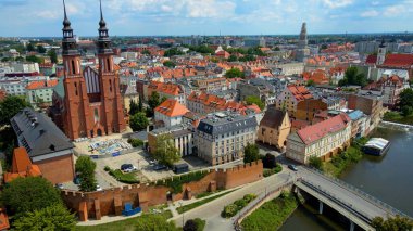 Şehir Mimarisi Avrupa insansız hava aracı eski şehir Opole Polonya 'nın üzerinden geçiyor 