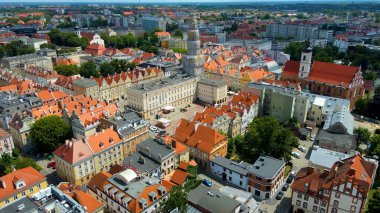 Şehir Mimarisi Avrupa insansız hava aracı eski şehir Opole Polonya 'nın üzerinden geçiyor 