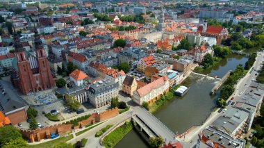Şehir Mimarisi Avrupa insansız hava aracı eski şehir Opole Polonya 'nın üzerinden geçiyor 