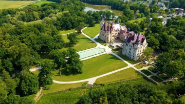 Moszna Şatosu, Moszna Polonya köyü yakınlarındaki bir mimariden manzara üzerinde uçuyor.