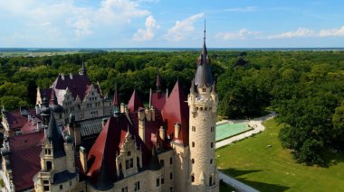 Moszna Şatosu, Moszna Polonya köyü yakınlarındaki bir mimariden manzara üzerinde uçuyor.