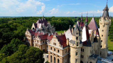 Moszna Şatosu, Moszna Polonya köyü yakınlarındaki bir mimariden manzara üzerinde uçuyor.