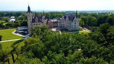 Moszna Şatosu, Moszna Polonya köyü yakınlarındaki bir mimariden manzara üzerinde uçuyor.