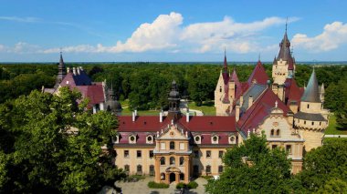 Moszna Şatosu, Moszna Polonya köyü yakınlarındaki bir mimariden manzara üzerinde uçuyor.