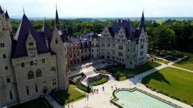 Moszna Şatosu, Moszna Polonya köyü yakınlarındaki bir mimariden manzara üzerinde uçuyor.