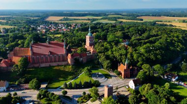 Şehir sokakları eski kasaba evleri şehir merkezi Polonya 'nın yukarısından görünüyor 