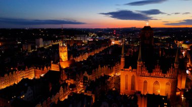 Gdansk Polonya 'nın modern Avrupai şehir caddesi manzaralı gece aydınlığı