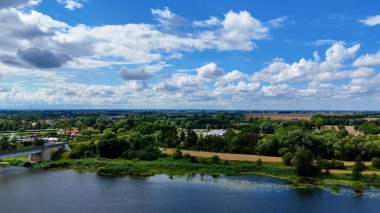 Polonya üzerinden Nogat nehri orman manzarası
