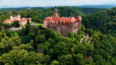 Ksiaz Şatosu İHA 'sı geliyor. Güzel manzara doğa ormanı Walbrzych Polonya