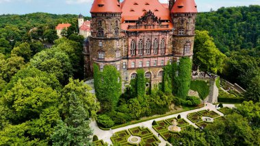 Ksiaz Şatosu İHA 'sı geliyor. Güzel manzara doğa ormanı Walbrzych Polonya