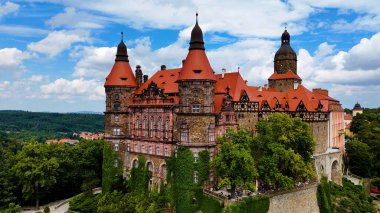 Ksiaz Şatosu İHA 'sı geliyor. Güzel manzara doğa ormanı Walbrzych Polonya