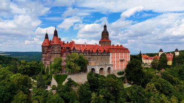 Ksiaz Şatosu İHA 'sı geliyor. Güzel manzara doğa ormanı Walbrzych Polonya