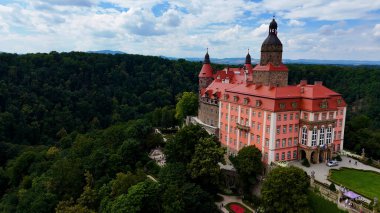 Ksiaz Şatosu İHA 'sı geliyor. Güzel manzara doğa ormanı Walbrzych Polonya
