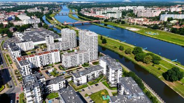 Şehir merkezi insansız hava aracı manzaralı Wroclaw Polonya 