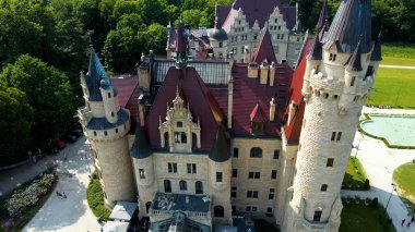 Moszna Şatosu, Moszna Polonya köyü yakınlarındaki bir mimariden manzara üzerinde uçuyor.