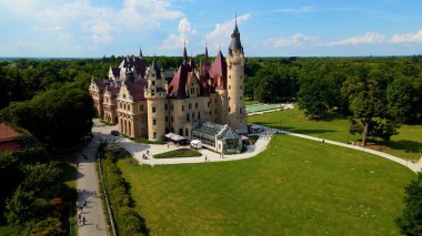 Moszna Şatosu, Moszna Polonya köyü yakınlarındaki bir mimariden manzara üzerinde uçuyor.