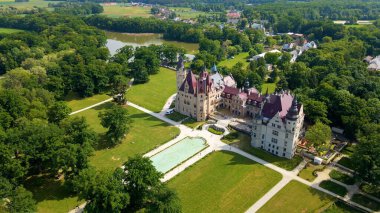 Moszna Şatosu, Moszna Polonya köyü yakınlarındaki bir mimariden manzara üzerinde uçuyor.