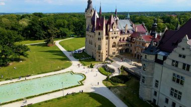 Moszna Şatosu, Moszna Polonya köyü yakınlarındaki bir mimariden manzara üzerinde uçuyor.