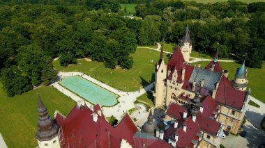 Moszna Şatosu, Moszna Polonya köyü yakınlarındaki bir mimariden manzara üzerinde uçuyor.