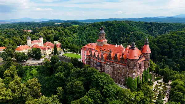Ksiaz Şatosu İHA 'sı geliyor. Güzel manzara doğa ormanı Walbrzych Polonya