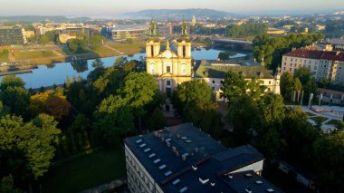 Avrupa kenti turizmine insansız hava aracı bakışı eski Krakow Polonya