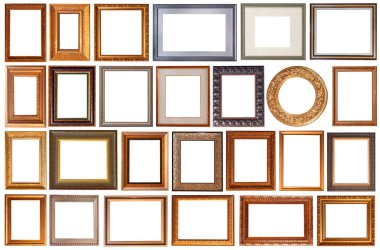 Beyaz arka planda izole edilmiş resim çerçeveleri oyulmuş altın.