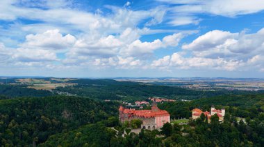 Ksiaz Şatosu İHA 'sı geliyor. Güzel manzara doğa ormanı Walbrzych Polonya