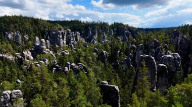 Benzersiz kayalar dağ Adrspasske skaly Ulusal Park Adrszpach, Çek Cumhuriyeti