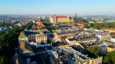 Avrupa kenti turizmine insansız hava aracı bakışı eski Krakow Polonya