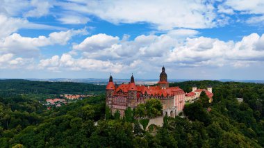 Ksiaz Şatosu İHA 'sı geliyor. Güzel manzara doğa ormanı Walbrzych Polonya