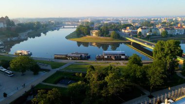 Avrupa kenti turizmine insansız hava aracı bakışı eski Krakow Polonya