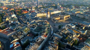 Avrupa kenti turizmine insansız hava aracı bakışı eski Krakow Polonya