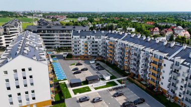 Şehir Mimarisi Avrupa insansız hava aracı eski şehir Opole Polonya 'nın üzerinden geçiyor 