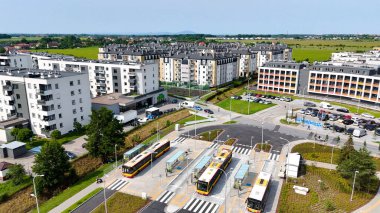 Şehir Mimarisi Avrupa insansız hava aracı eski şehir Opole Polonya 'nın üzerinden geçiyor 