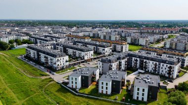 Şehir Mimarisi Avrupa insansız hava aracı eski şehir Opole Polonya 'nın üzerinden geçiyor 