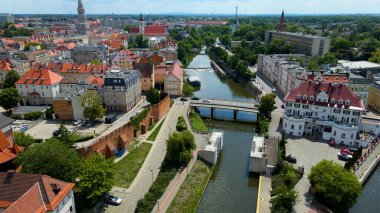 Şehir Mimarisi Avrupa insansız hava aracı eski şehir Opole Polonya 'nın üzerinden geçiyor 