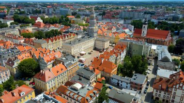 Şehir Mimarisi Avrupa insansız hava aracı eski şehir Opole Polonya 'nın üzerinden geçiyor 