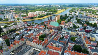 Şehir Mimarisi Avrupa insansız hava aracı eski şehir Opole Polonya 'nın üzerinden geçiyor 