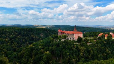 Ksiaz Şatosu İHA 'sı geliyor. Güzel manzara doğa ormanı Walbrzych Polonya