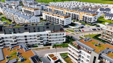 Şehir Mimarisi Avrupa insansız hava aracı eski şehir Opole Polonya 'nın üzerinden geçiyor 