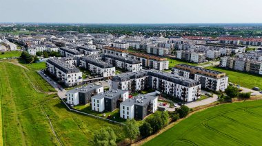 Şehir Mimarisi Avrupa insansız hava aracı eski şehir Opole Polonya 'nın üzerinden geçiyor 