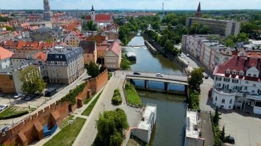 Şehir Mimarisi Avrupa insansız hava aracı eski şehir Opole Polonya 'nın üzerinden geçiyor 