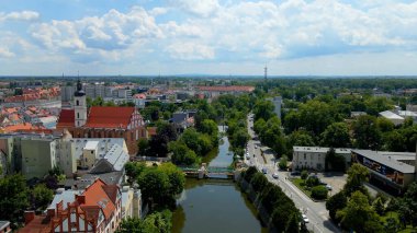 Şehir Mimarisi Avrupa insansız hava aracı eski şehir Opole Polonya 'nın üzerinden geçiyor 