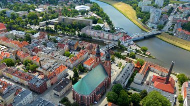 Şehir Mimarisi Avrupa insansız hava aracı eski şehir Opole Polonya 'nın üzerinden geçiyor 