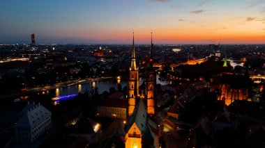 Wroclaw Polonya 'yı gece aydınlatmasından Avrupa şehir merkezi manzarası