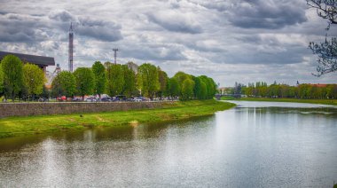 Yaşam ve arka plan için damlaları olan açık havada su dalgaları