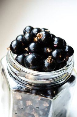 Yaz mevsiminde taze meyve suyu için taze ve sulu üzümler.