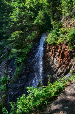 Yaşam ve arka plan için damlaları olan açık havada su dalgaları